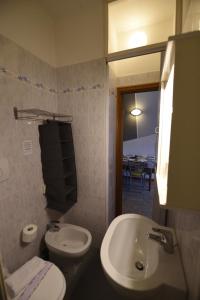 アラッシオにあるResidence Coralloのバスルーム(白いトイレ、シンク付)