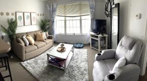 汉考克Gorgeous New Zen Suite Sleeps 4-Ski On Off Jiminy的有两张沙发和一台电视的客厅