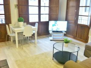 A seating area at Superb Central Market Apt