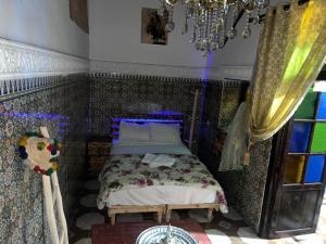 Postel nebo postele na pokoji v ubytování Riad Abqari Youssefi