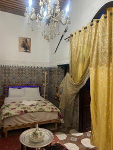 Postel nebo postele na pokoji v ubytování Riad Abqari Youssefi