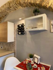una cucina con tavolo e bottiglia di vino di Domus Relax a Pietrelcina