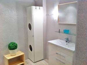 A bathroom at Superb Central Market Apt