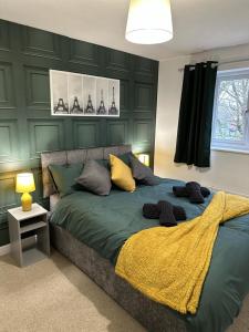 ein Schlafzimmer mit einem Bett mit einer gelben Decke darauf in der Unterkunft 6 Stephenson Way in York