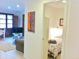 A bed or beds in a room at Superb Central Market Apt