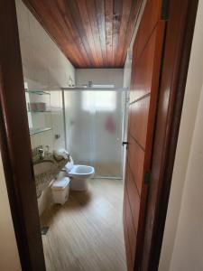 y baño con ducha, aseo y lavamanos. en Pousada Sítio do Sossego, en Monte Alegre do Sul