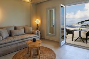 uma sala de estar com um sofá e uma mesa em Mayu Suites em Pirgos