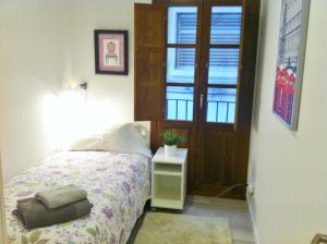 A bed or beds in a room at Superb Central Market Apt
