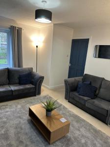 ein Wohnzimmer mit 2 Sofas und einem Couchtisch in der Unterkunft 6 Stephenson Way in York