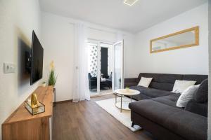 Televízia a/alebo spoločenská miestnosť v ubytovaní Apartment Kiara-Rogoznica's Hidden Gem