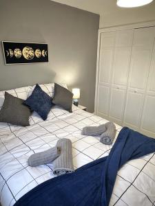 ein Schlafzimmer mit einem großen Bett mit Handtüchern darauf in der Unterkunft 6 Stephenson Way in York