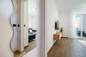 Televízia a/alebo spoločenská miestnosť v ubytovaní Apartment Kiara-Rogoznica's Hidden Gem