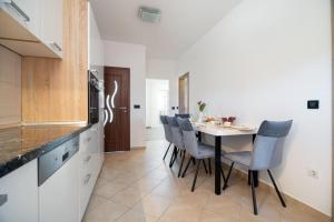 Kuchyňa alebo kuchynka v ubytovaní Apartment Kiara-Rogoznica's Hidden Gem
