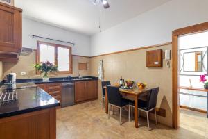 cocina con mesa y sillas en una habitación en Villa de Pino, en Firgas