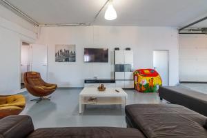 uma sala de estar com um sofá e uma mesa em Villa de Pino em Firgas
