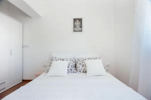 Posteľ alebo postele v izbe v ubytovaní Apartment Kiara-Rogoznica's Hidden Gem
