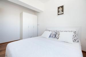 Posteľ alebo postele v izbe v ubytovaní Apartment Kiara-Rogoznica's Hidden Gem