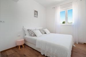 Posteľ alebo postele v izbe v ubytovaní Apartment Kiara-Rogoznica's Hidden Gem