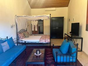 sala de estar con sofá y cama en Villa Charles - île de Gorée en Gorée