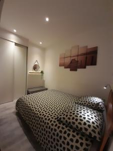 ein Schlafzimmer mit einem schwarz-weißen Bett in einem Zimmer in der Unterkunft Canal du Midi in Toulouse