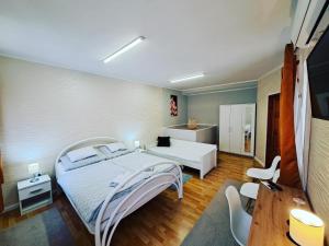 Postel nebo postele na pokoji v ubytování Árkád Apartmanház Szeged