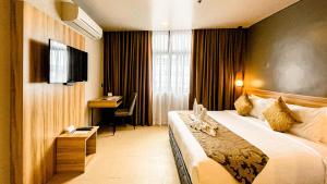 Postel nebo postele na pokoji v ubytování Madison 101 Hotel + Tower