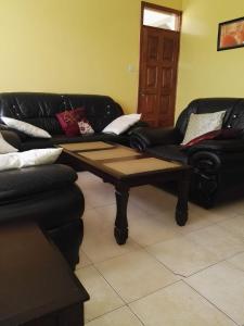 Χώρος καθιστικού στο TripleA Furnished Apartment