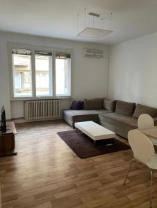 uma sala de estar com um sofá e uma mesa em Apartman Aleksandra centar em Belgrado