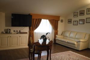 sala de estar con sofá y mesa en Virginia Resort & Spa - Adults Only, en Avellino