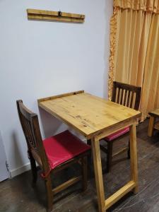 mesa de madera con 2 sillas, mesa de madera, mesa y sillas en Departamento Desire en Puerto Deseado