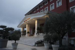 un edificio rojo con escaleras delante en Virginia Resort & Spa - Adults Only, en Avellino