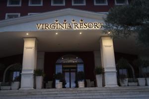 Virginia Resort & Spa - Adults Only في أفيلينو: لوحة مكتوب عليها منتجع فرجينيا على واجهة مبنى