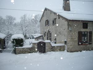 een huis bedekt met sneeuw in een tuin bij Gîte Vadelaincourt, 4 pièces, 4 personnes - FR-1-585-67 in Vadelaincourt