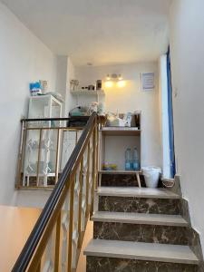 uma escada num quarto com um frigorífico em Casa Di Sylwia em Termini Imerese
