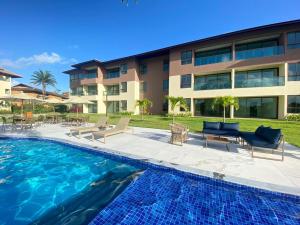 a swimming pool in front of a building at Casa em Carneiros - 4 suítes com piscina in Tamandaré