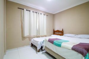 ein Schlafzimmer mit zwei Betten und einem Fenster in der Unterkunft Flat n6 Porto de Galinhas c Piscina in Porto De Galinhas + 9 Fotos