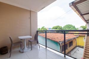 ein Balkon mit Tisch und Stühlen und Aussicht in der Unterkunft Flat n6 Porto de Galinhas c Piscina in Porto De Galinhas
