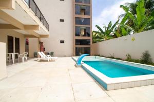 ein Swimmingpool im Hinterhof eines Hauses in der Unterkunft Flat n6 Porto de Galinhas c Piscina in Porto De Galinhas