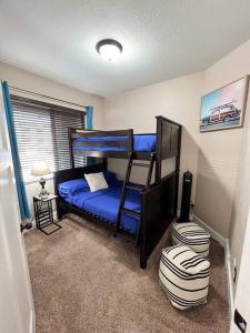 sypialnia z 2 łóżkami piętrowymi i niebieską pościelą w obiekcie Sandy, UT home. Near the best skiing in the world w mieście Sandy
