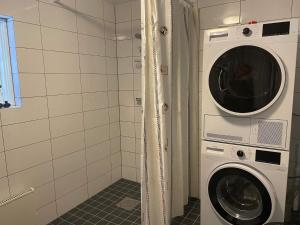 a washing machine and a washer in a bathroom at Holiday home JÄRNA II in Järna