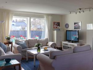 Televisyen dan/atau pusat hiburan di 8 person holiday home in MELLBYSTRAND-By Traum
