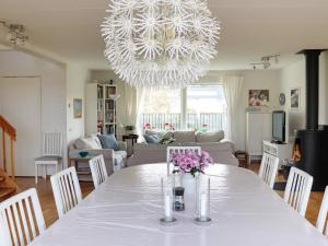 Ruang duduk di 8 person holiday home in MELLBYSTRAND-By Traum
