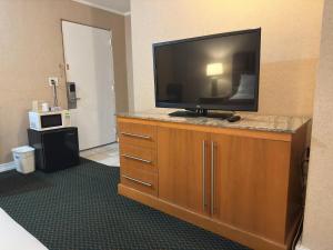 een televisie op een dressoir in een hotelkamer bij Skyline Inn in Atlantic City