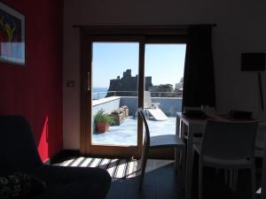 Zimmer mit einem Fenster und Blick auf einen Balkon. in der Unterkunft La Terrazza sul Mare in Aci Castello