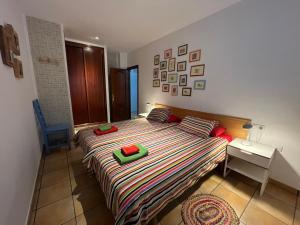- une chambre avec un lit doté de 2 oreillers verts dans l'établissement Casa Sunshine Cotillo Mar, à El Cotillo