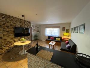 科提約的住宿－Casa Sunshine Cotillo Mar，带沙发和电视的客厅