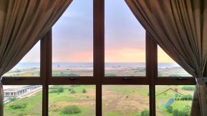 uma vista para o oceano a partir de uma janela em Bali Residence Seaview I 2BR I 8-10pax I Waterpark I JonkerSt em Malaca