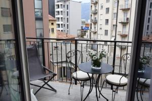 balcón con mesa y sillas en Frugol nest en Como
