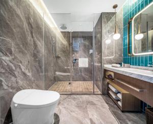Phòng tắm tại Home2 Suites by Hilton Shenzhen Nanshan Science & Technology Park