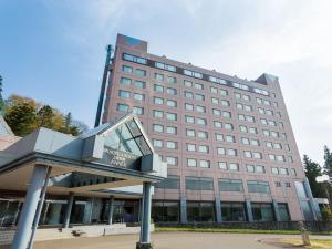 un gran edificio con un cartel delante en APA Hotel & Resort Joetsu Myoko, en Myoko